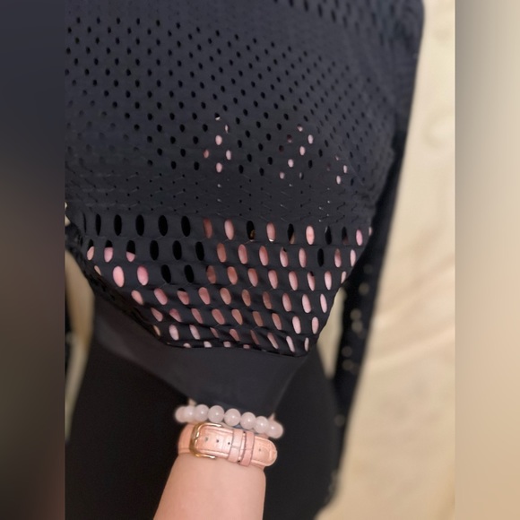 This set from Alo is absolutely gorgeous, sexy and sporty all in one. - Picture 5 of 7